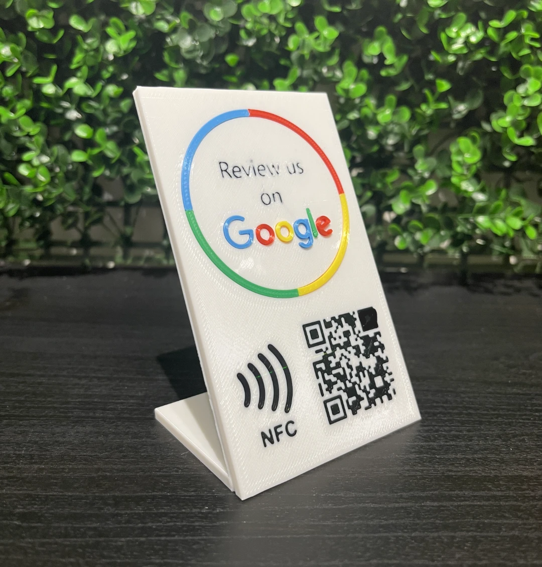 Soporte de mesa blanco con NFC y código QR, impreso en 3D