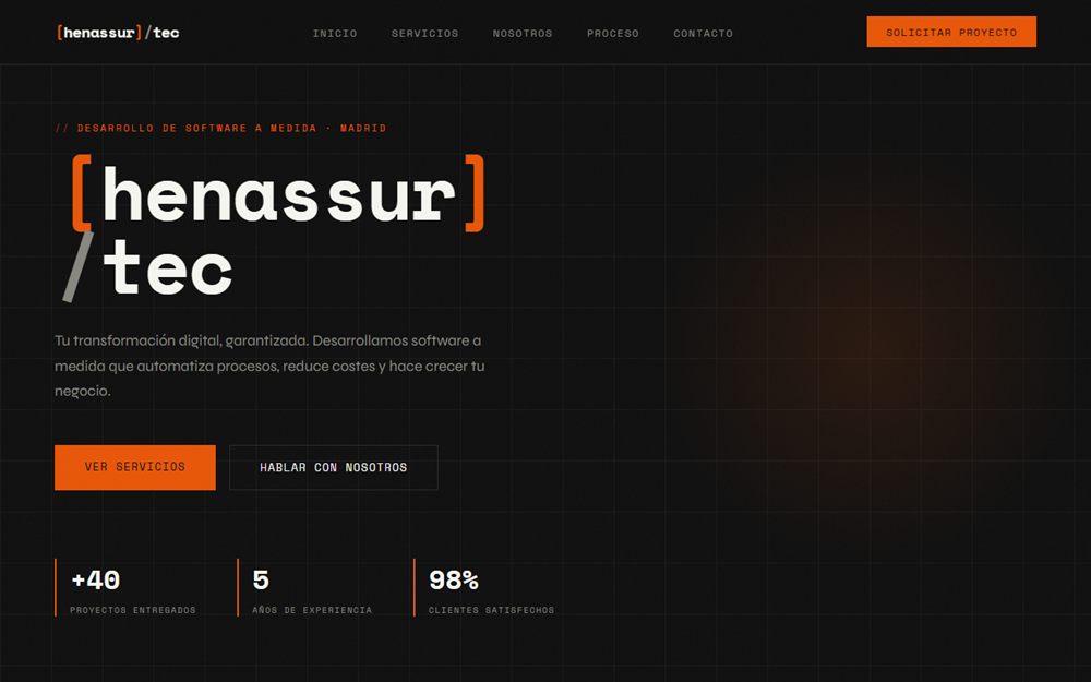 Portada de una web de ejemplo para una consultora de software, con fondo oscuro y detalles naranjas